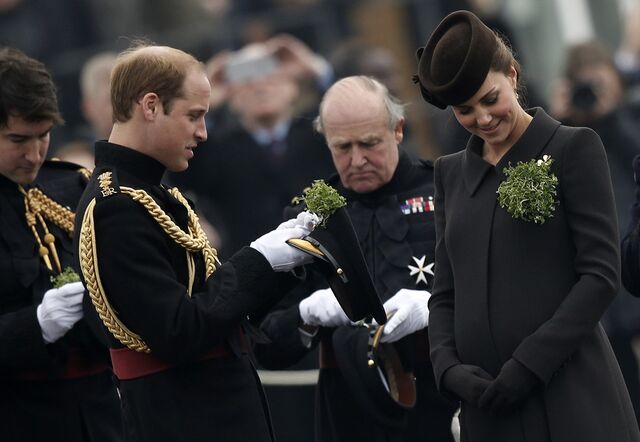 27. Nem sempre as mães ‘reais’ cumpriram esta tradição: por exemplo, a rainha Victoria achava o ato odioso. Hoje, é uma decisão pessoal. 