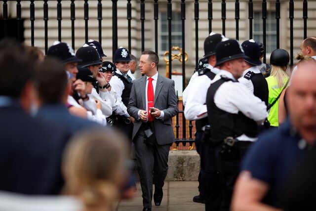 47. O secretário da casa deve notificar os oficiais do nascimento do bebé, incluindo figuras importantes como o Lord Mayor de Londres ou o Governador da Irlanda do Norte.