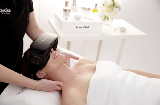 The Mindful Touch by Natura Bissé no Penha Longa Resort & Spa: A cereja no topo do bolo é o novo e exclusivo tratamento Mindful Touch, que experimentámos em primeira mão. Combina o toque manual de uma terapeuta com uma experiência única de realidade virtual de mindfulness. A garantia de relaxamento é total.