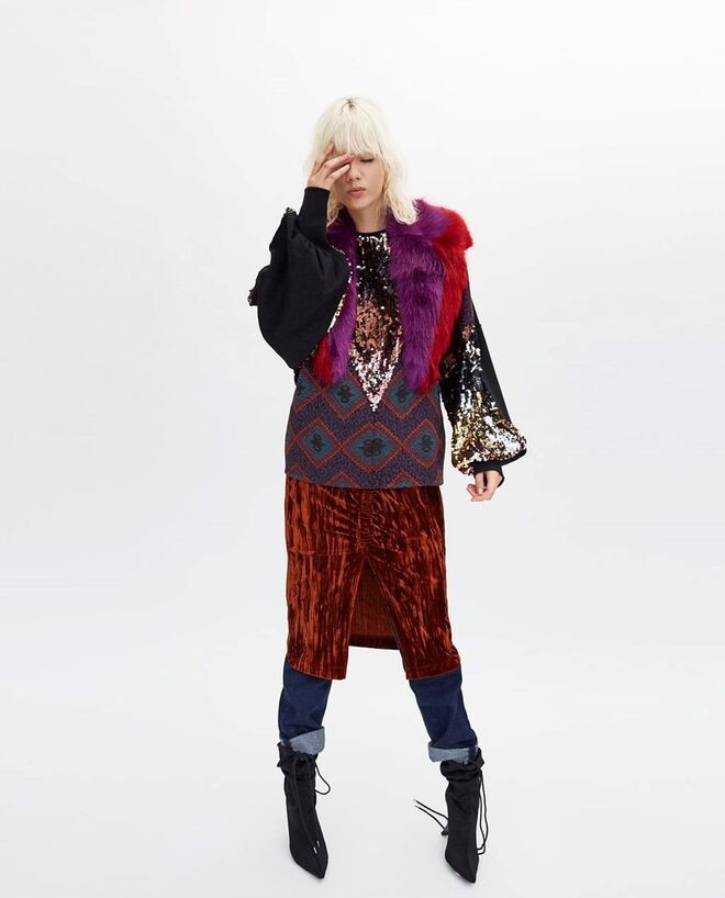 Camisola com lantejoulas em jacquard, €17,99 (antes €29,95) Zara