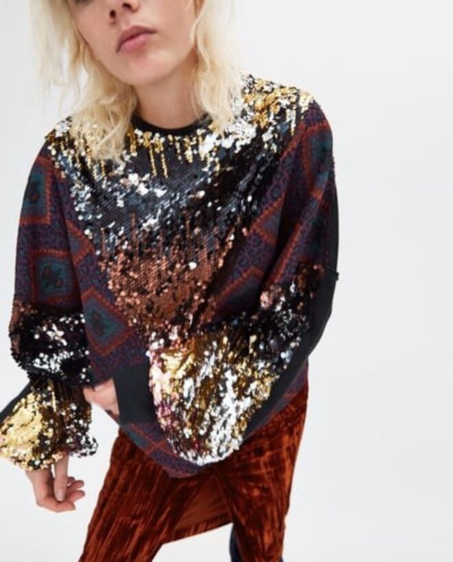 Camisola com lantejoulas em jacquard, €17,99 (antes €29,95) Zara