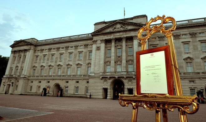 11. O anúncio do nascimento é assinalado num cavalete à porta do Palácio de Buckingham. Os duques de Cambridge decidiram anunciar via e-mail e Twitter, antes de o anúncio ser afixado como manda a tradição.