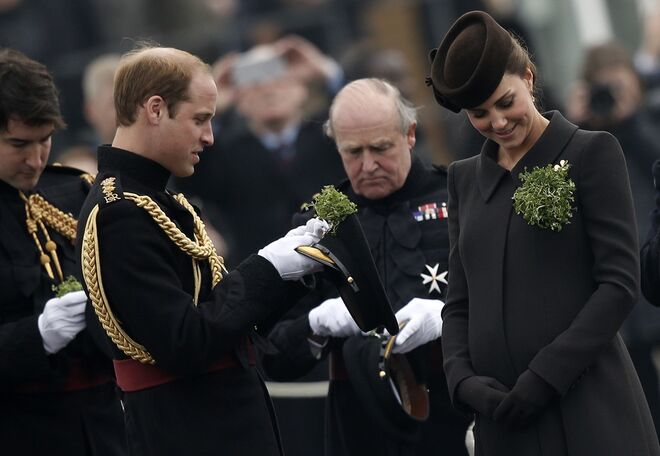 27. Nem sempre as mães ‘reais’ cumpriram esta tradição: por exemplo, a rainha Victoria achava o ato odioso. Hoje, é uma decisão pessoal. 