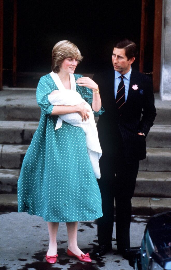 29. Nem os nomes dos bebés quando nascem. A princesa Diana e o príncipe Charles só anunciaram o nome de Harry à saída do hospital, já o nome de William foi anunciado vários dias depois. 