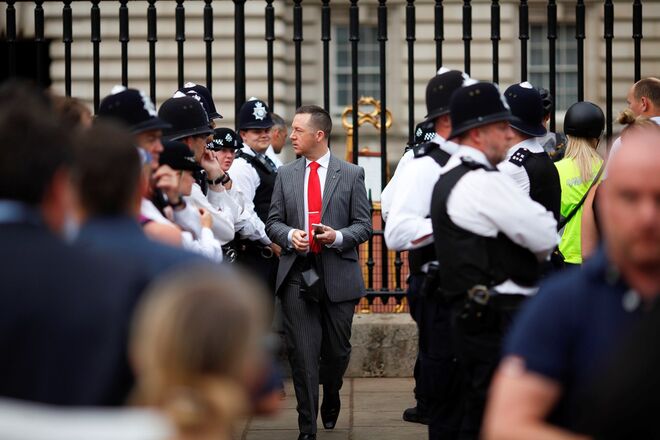 47. O secretário da casa deve notificar os oficiais do nascimento do bebé, incluindo figuras importantes como o Lord Mayor de Londres ou o Governador da Irlanda do Norte.