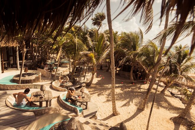 O restaurante e Beach Bar está construído de forma orgânica com mesas e bancos em diferentes níveis, para que todos possam desfrutar do cenário paradisíaco.