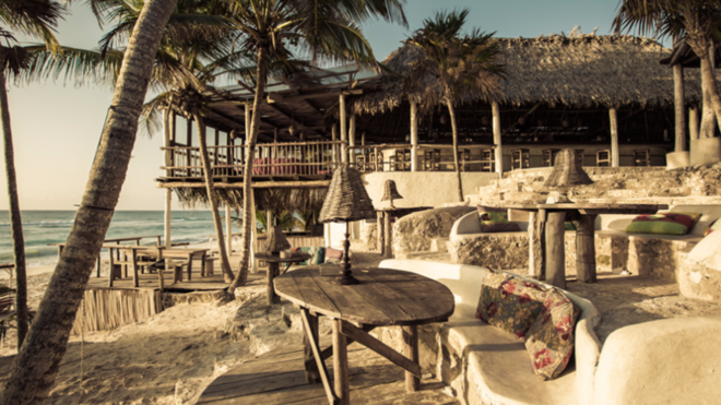 O Papaya Playa Project está localizado na costa mexicana banhada pelo Mar das Caraíbas. A praia é um dos principais atrativos e o resort tira o maior proveito destas condições. 