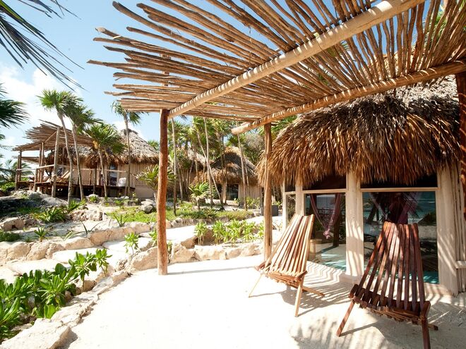 Alpendre de uma das Oceanfront Cabañas. Como o  próprio nome indica, é uma pequena casa com vista para o oceano. Na construção das habitações do resort são usados materiais e técnicas locais.