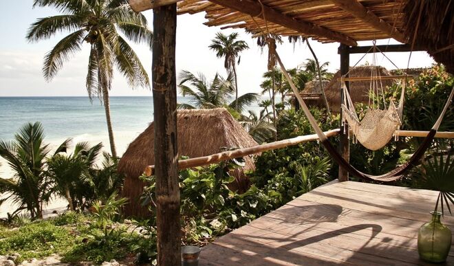 A rede para dormir é quase um acessório obrigatório nas habitações deste resort.