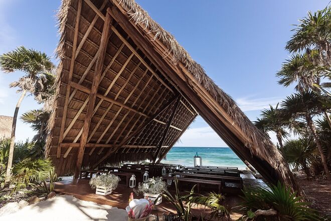 A capela do Papaya  Playa Project, onde se podem realizar casamentos. O resort está aberto a marcações durante todo o ano.