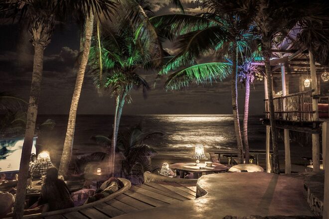 O Beach Bar, à noite, proporciona uma atmosfera intimista.