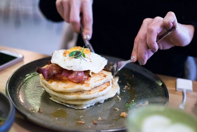 Comer um brunch ao jantar no Fauna & Flora