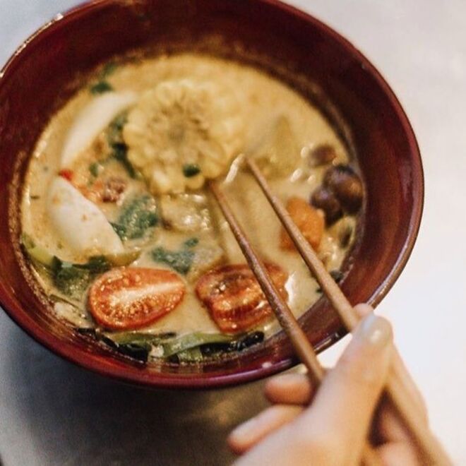 Provar os caldos asiáticos da Sun Tan
