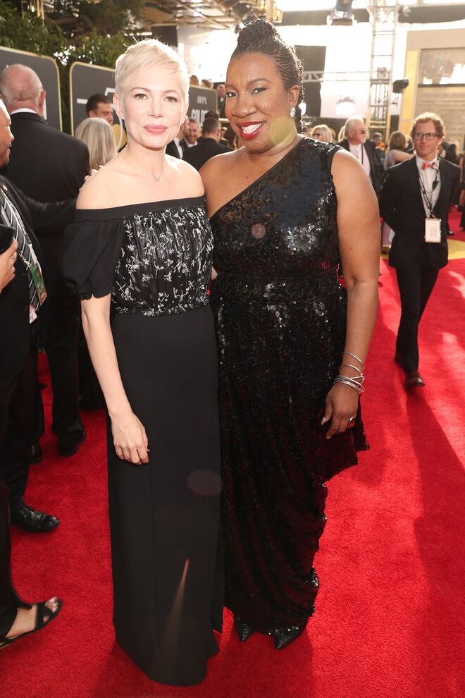   Michelle Williams em Louis Vuitton e Tarana Burke