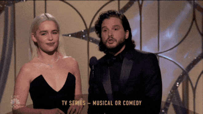 Emilia Clarke e Kit Harington, os protagonistas de A Guerra dos tronos, juntos a apresentar um prémio.