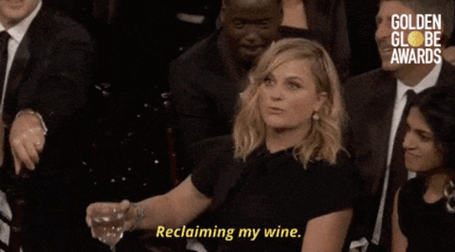 Amy Poehler a reclamar o seu copo de vinho.