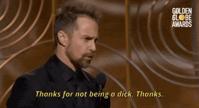 Sam Rockwell a expressar-se contra alguém em palco.