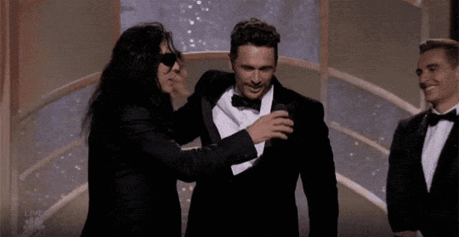 Tommy Wiseau a tentar roubar o microfone a James Franco.