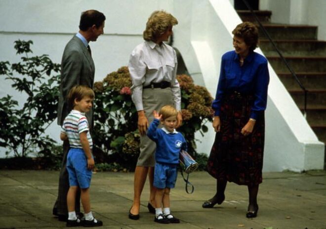 O Príncipe Carlos e Diana de Gales a acompanhar à escola os príncipes William e Harry.
