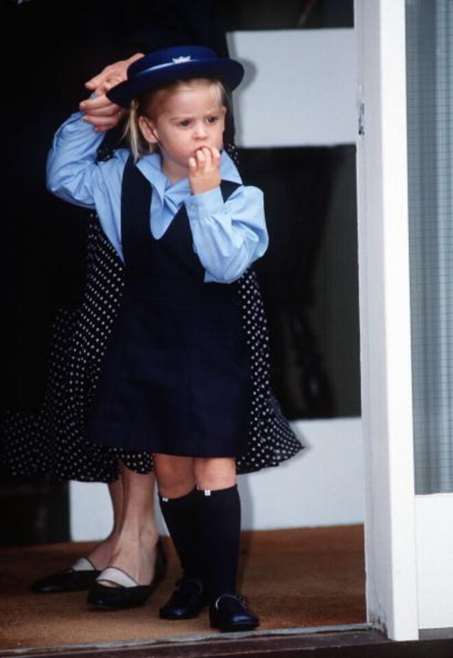 Princesa Beatrice | As filhas do príncipe Andrew e de Sara Ferguson, os duques de Iorque, foram inscritas no infantário Upton House School em Windsor, uns anos mais tarde depois de William e Harry. A princesa Beatrice entrou no infantário em setembro de 1991. No seu primeiro dia foi pela mão da mãe com um uniforme azul: um vestido azul-escuro, uma camisa azul-clara e umas meias da mesma cor. 