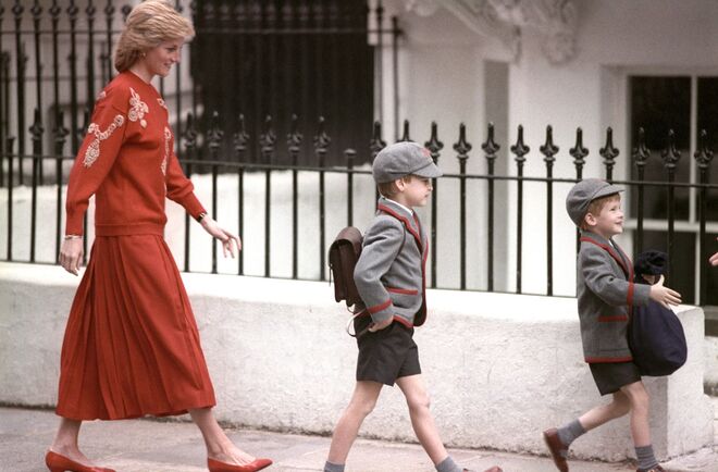 Diana a acompanhar à escola os príncipes William e Harry