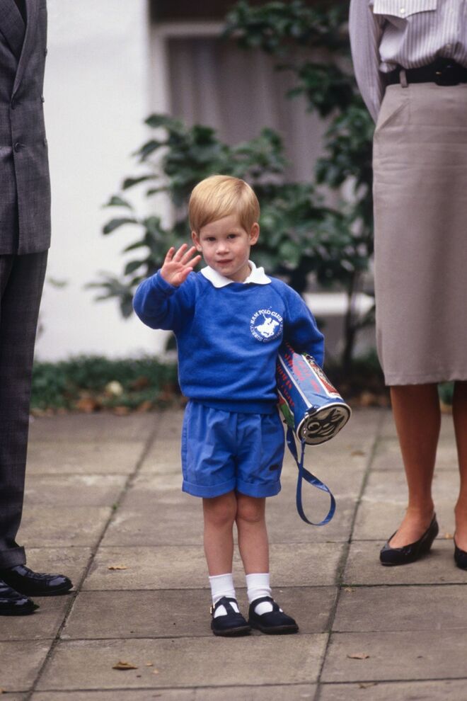 Príncipe Harry | Em 1987, dois anos depois do irmão William ter entrado no infantário, o príncipe Harry segue-lhe os passos e protagoniza o mesmo momento, no seu primeiro dia no Mrs Jane Mynor. Ao descer a escadaria, acenou carinhosamente aos fotógrafos. 
