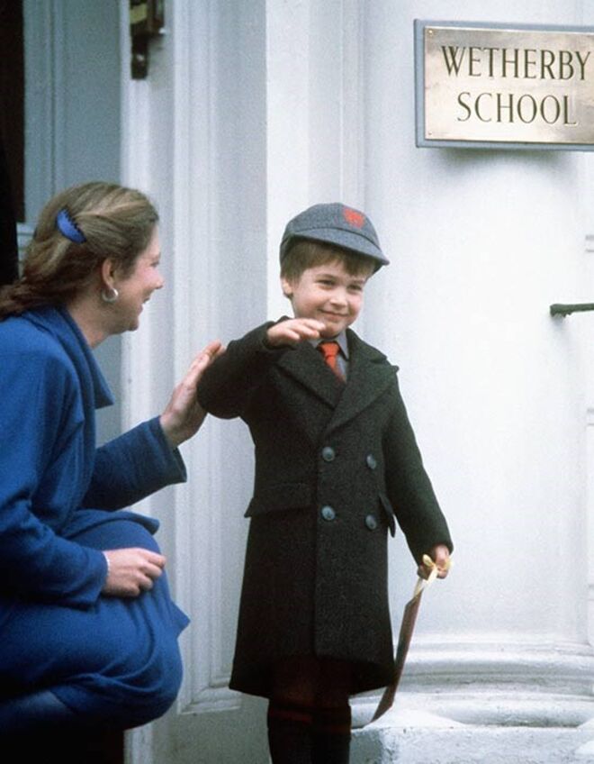 Príncipe William | Dois anos mais tarde, em janeiro de 1987, William entrava pela primeira vez na escola Wetherby, voltando a ser fotografado, mas desta vez com um uniforme verde.