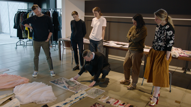 Dries (de ReinerHolzemer). Padrões da coleção primavera/verão 2016, no atelier do criador em Antuérpia.