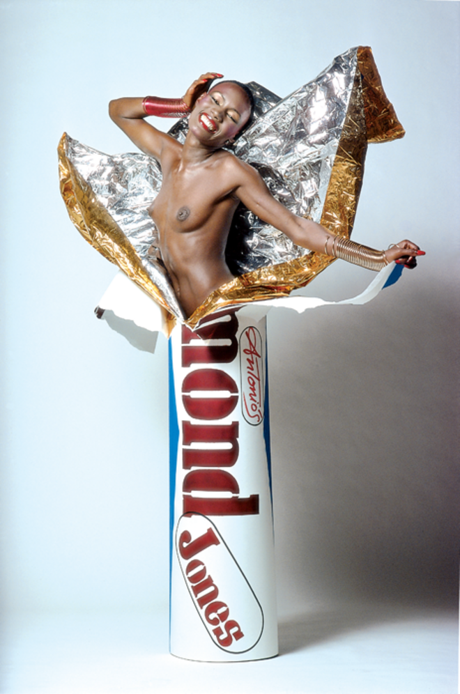 Grace Jones: Blood light and Bami (de SophieFiennes). Grace Jones em barra de chocolate na década de 1970.