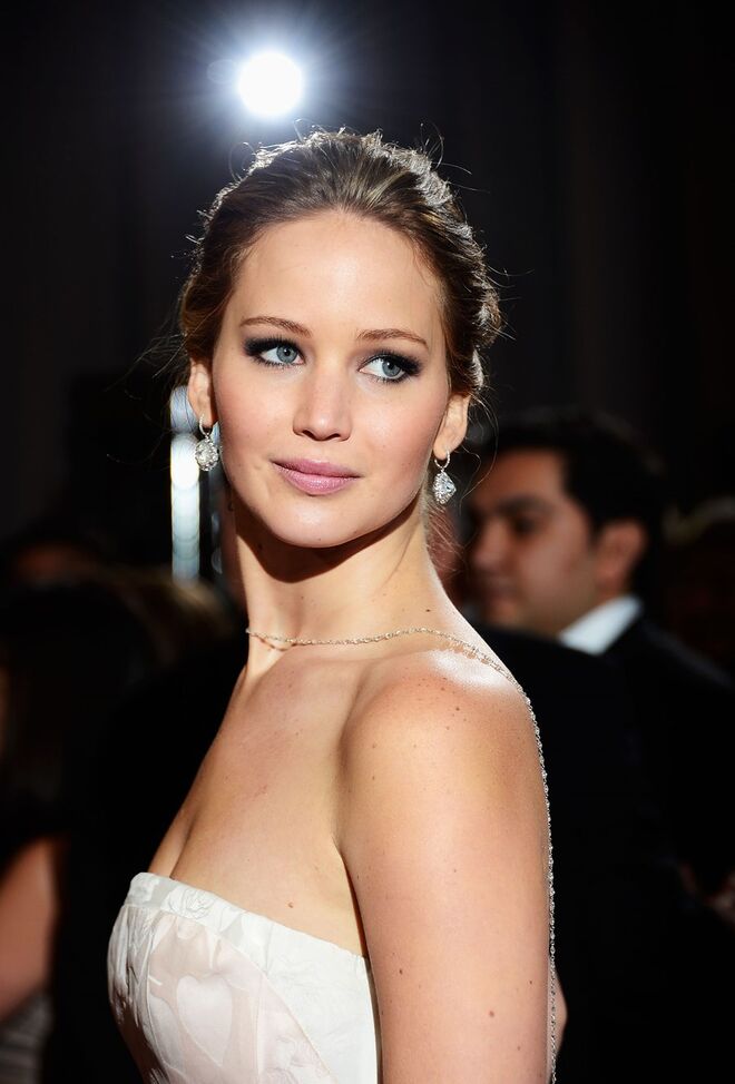 Jennifer Lawrence | Os críticos atacaram-na quando estreou o primeiro filme da saga Hunger Games, dizendo que não era magra o suficiente para interpretar Katniss. Em entrevista à Elle, Jennifer Lawrence disse: “Eu nunca vou passar fome por causa de um papel. Eu não quero que as meninas pensem: ‘Oh, eu quero ser igual à Katniss, por isso não vou jantar’… Eu estava a tentar ter um corpo em forma e forte, não magro e subnutrido.”