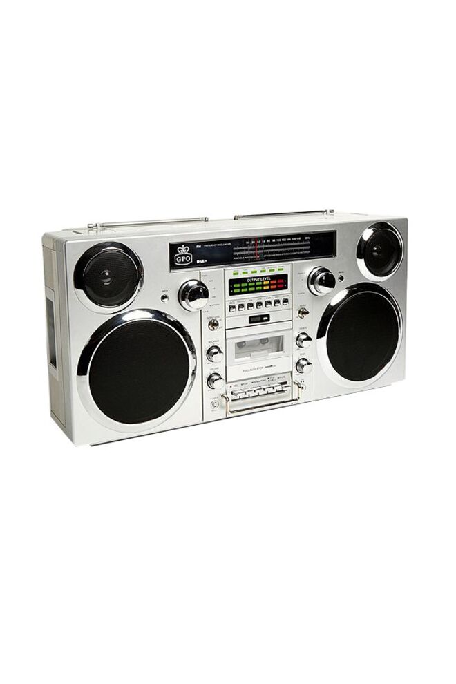 €329, Boombox em Urban Outfitters