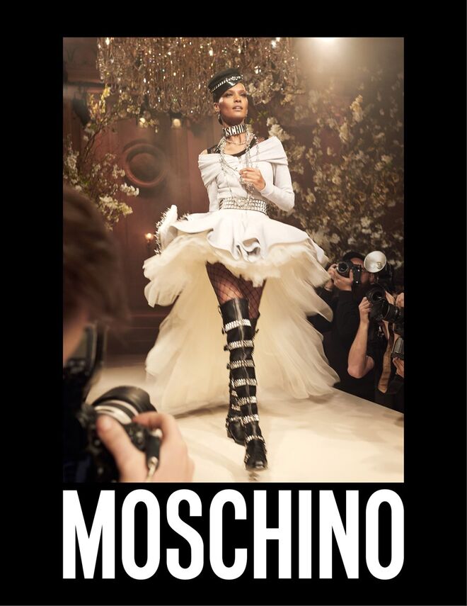 Naomi Campbell, Liya Kebede, Adut Akech Bior, Yasmin Wijnaldum e Aube Jolicoeur. Moschino para primavera/verão 2018
