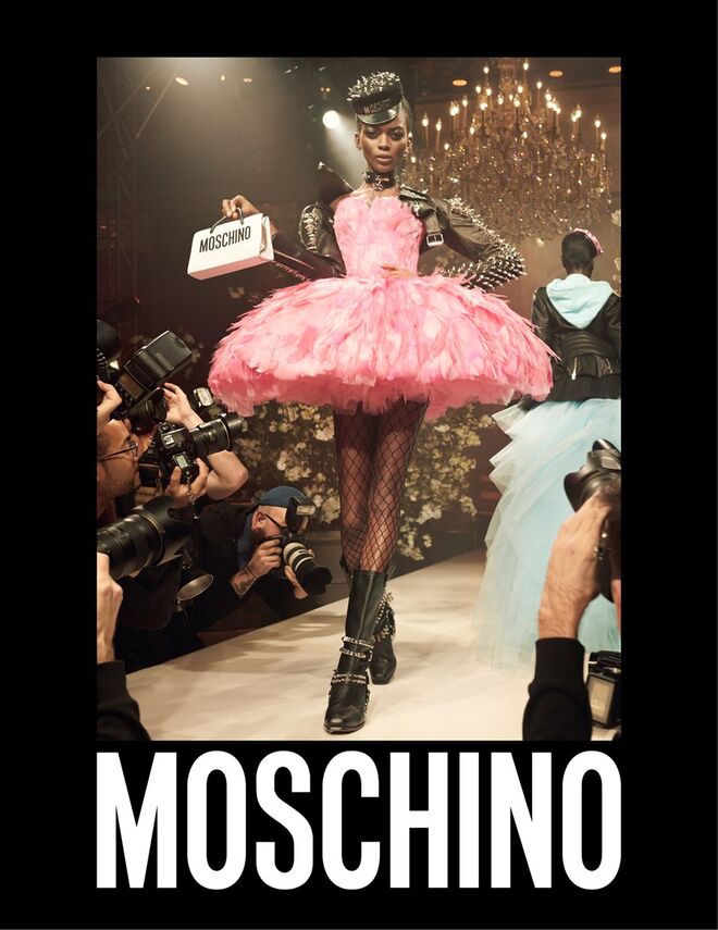 Naomi Campbell, Liya Kebede, Adut Akech Bior, Yasmin Wijnaldum e Aube Jolicoeur. Moschino para primavera/verão 2018