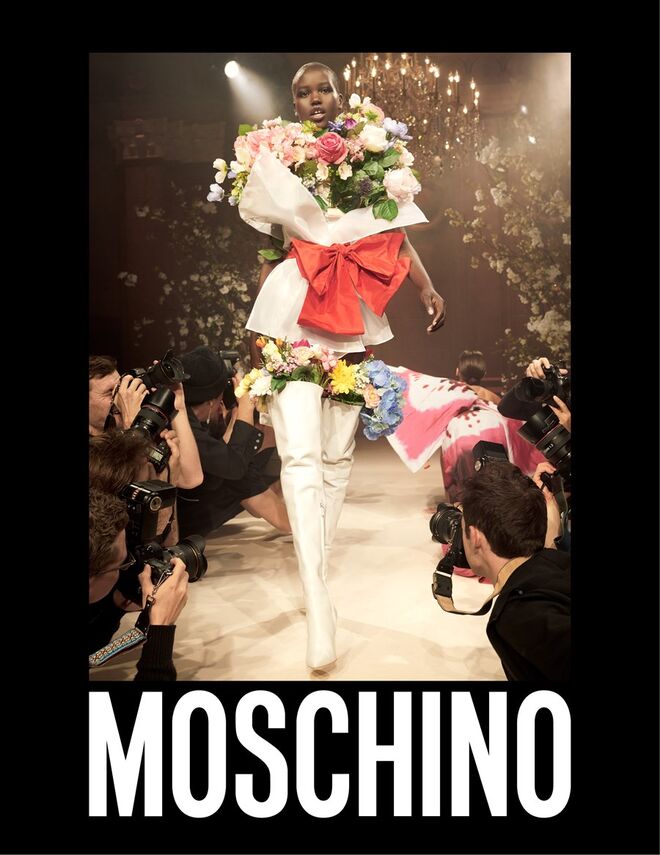 Naomi Campbell, Liya Kebede, Adut Akech Bior, Yasmin Wijnaldum e Aube Jolicoeur. Moschino para primavera/verão 2018
