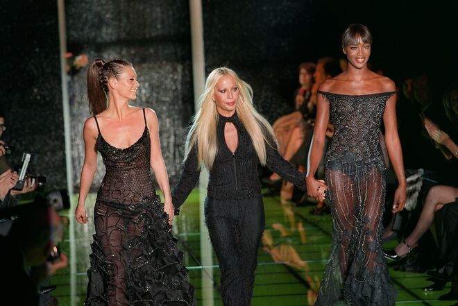 Com Donatella Versace e Naomi Campbell em 1999