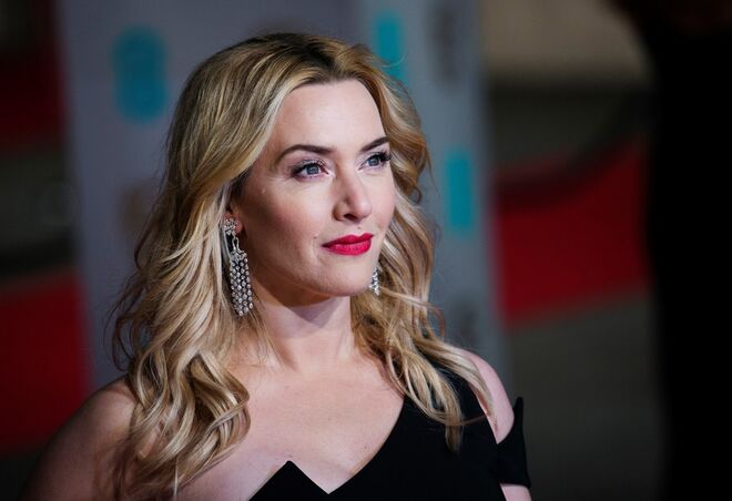 Kate Winslet | Balança (23/09 - 22/10) - No início de 2018 vai assistir a grandes mudanças na sua casa e na sua família, que vão levar a novos desenvolvimentos ao longo de todo o ano e até 2020. Terá de lidar com alguns problemas, que podem estar relacionados com a mudança para um espaço mais pequeno, com trabalho, com investimento numa propriedade ou até com um conflito com alguém da sua família. No entanto, com o tempo, vai conseguir reestruturar tudo até conseguir estabelecer uma situação melhor do que a atual. Vão acontecer alguns avanços importantes a nível financeiro, que o vão ajudar em investimentos e numa nova fase de expansão e reestruturação económica. É altura de pagar dívidas e acabar com maus hábitos que estão a exigir mais dinheiro do que deveria gastar. Por outro lado, em 2018 vai querer ter um novo projeto de trabalho que o inspire. Pode estar relacionado com marketing, com os media ou alguma área que estimule a sua natureza criativa. Vai estar mais consciente destas suas novas necessidades na segunda metade de fevereiro. Em setembro, outubro e novembro vai estar mais focado na sua família e na sua relação. No fim do verão começa um novo desafio para si e para o seu parceiro, com altos e baixos e momentos em que vão sentir-se mais próximos ou muito distantes. Vão ver a mesma situação de um ponto de vista completamente oposto, e vai sentir-se em controlo algumas vezes, ainda que em determinadas ocasiões seja o seu parceiro a ganhar mais autoridade e influência.  
