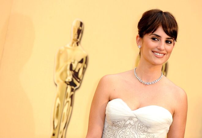 Penelope Cruz | Touro (20/04 - 20/05) - Vai dar mais importância às relações da sua vida no início do ano, principalmente porque em janeiro as pessoas que lhe são mais próximas vão ser particularmente intensas e exigentes. Ao mesmo tempo também vai ter mais determinação para correr atrás dos seus sonhos e ambições. Há possibilidades de querer avançar academicamente ou de trabalhar com um novo parceiro para conseguir atingir os seus objetivos.    
No amor, e pelo menos até novembro, pode esperar uma relação com maior autenticidade, profundidade e intimidade. Pode esperar momentos especiais, mas também alturas em que vai ser forçado a compreender que, para as relações resultarem, têm de existir cedências de ambas as partes. Maio é tempo para uma grande mudança. Para o Touro, que gosta da sua estabilidade, pode parecer difícil deixar a zona de conforto, mas é com entusiasmo que vai procurar novos projetos académicos ou mudar de trabalho. 