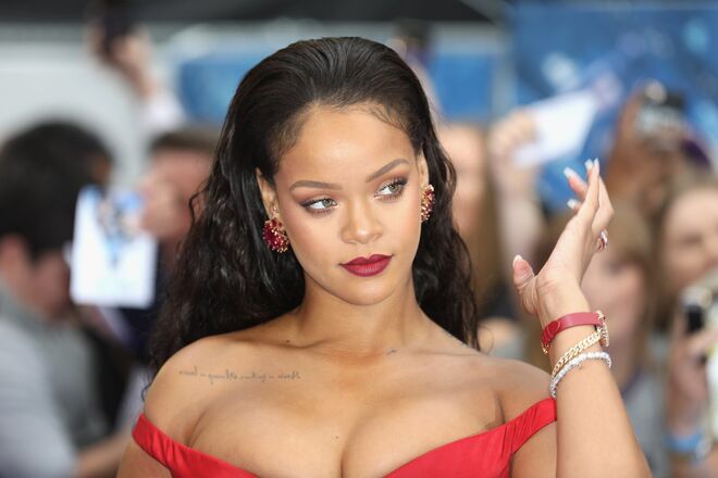 Rihanna | Peixes (19/02 - 20/03) - Tudo está alinhado a seu favor. Para começar, se se sentiu incompreendido ou sozinho, agora vai voltar a encontrar quem compreenda a sua natureza emocional. A partir de maio começa uma fase em que volta a querer agarrar em projetos escolares ou académicos, que podem ser internacionais. É a altura ideal para dar asas à imaginação e à fantasia e trabalhar para construir novas estruturas que tenham um efeito a longo prazo na sua vida social. Até novembro de 2018 vai dedicar-se ao seu desenvolvimento, procurando estimular-se a nível psicológico e espiritual, o que culminará numa série de importantes mudanças na sua vida. Em novembro e dezembro vai sentir essa transformação ao máximo porque é no fim do ano que será reconhecido pelo seu esforço. Este período vai trazer sucesso a nível profissional e também lhe dará visibilidade, mas não sonhe demasiado alto: será pior se criar uma bolha de felicidade irrealista, por isso procure contrariar a sua natureza sonhadora e manter sempre os pés assentes na terra.  
