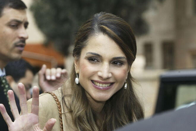 Rania da Jordânia | Rânia da Jordânia é uma das rainhas da atualidade mais admiradas. Foi a primeira rainha com Twitter (onde tem hoje mais de 10 milhões de seguidores) e está na lista das mulheres mais poderosas da revista Forbes. 