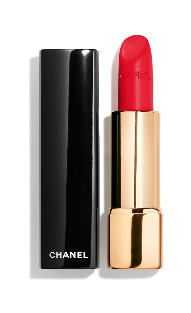 Batom Rouge Allure Velvet no tom 66 L’Indomabile, €34, Chanel