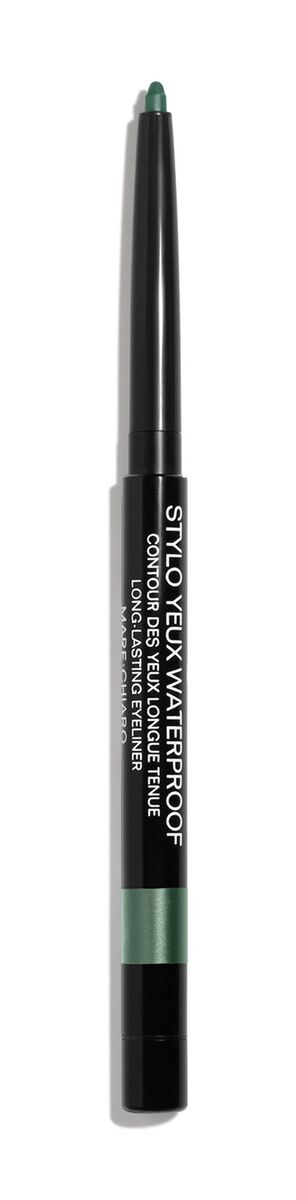 Lápis de olhos Stylo Yeux Waterproof no tom 938 Mare-Chiaro, €25, Chanel