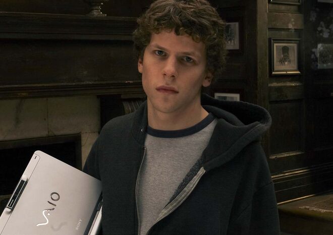 Jesse Eisenberg interpreta Mark Zuckerberg, A Rede Social (2010)