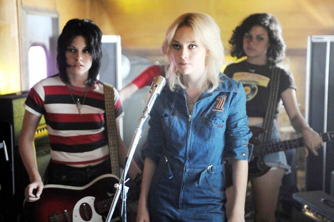 Kristen Stewart interpreta Joan Jett e Dakota Fanning intepreta Cherie Currie, The Runaways (2010)