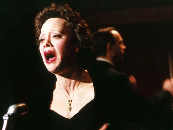 Marion Cotillard interpreta Édith Piaf, Piaf – Um Hino ao Amor (2007)