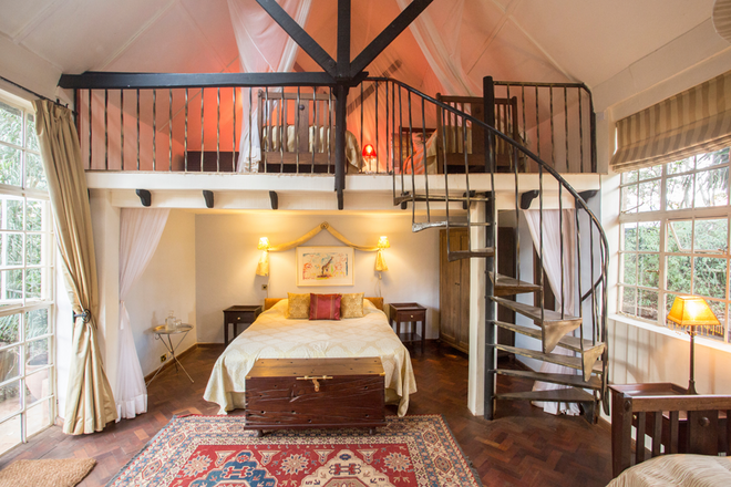 O Giraffe Manor funciona como uma residência familiar, por isso, cada um dos seus 12 quartos é diferente, embora partilhem a decoração em estilo Art Deco. Há dois quartos mais pequenos (standard), oito superiores e duas suítes, divididos pela parte principal da casa, construída nos anos 30, e pelo Garden Manor, uma réplica menor do projeto original. Cá fora, pátios ensolarados e amplos jardins verdejantes convidam a um passeio ou a uma refeição ao ar livre.