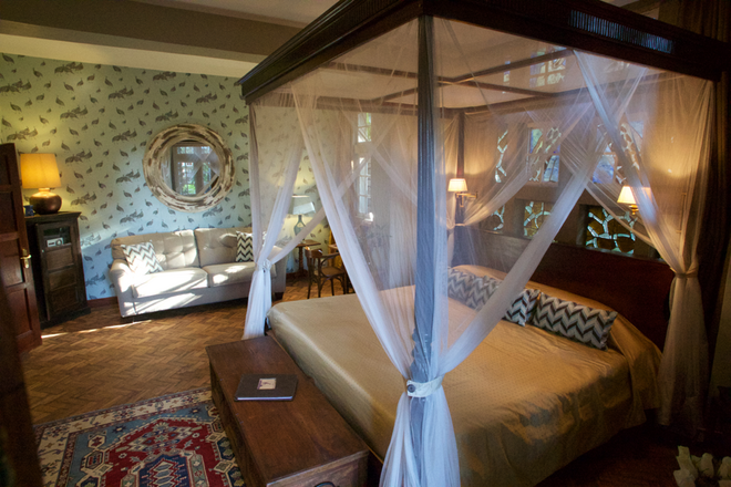 O Giraffe Manor funciona como uma residência familiar, por isso, cada um dos seus 12 quartos é diferente, embora partilhem a decoração em estilo Art Deco. Há dois quartos mais pequenos (standard), oito superiores e duas suítes, divididos pela parte principal da casa, construída nos anos 30, e pelo Garden Manor, uma réplica menor do projeto original. Cá fora, pátios ensolarados e amplos jardins verdejantes convidam a um passeio ou a uma refeição ao ar livre.