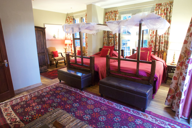 O Giraffe Manor funciona como uma residência familiar, por isso, cada um dos seus 12 quartos é diferente, embora partilhem a decoração em estilo Art Deco. Há dois quartos mais pequenos (standard), oito superiores e duas suítes, divididos pela parte principal da casa, construída nos anos 30, e pelo Garden Manor, uma réplica menor do projeto original. Cá fora, pátios ensolarados e amplos jardins verdejantes convidam a um passeio ou a uma refeição ao ar livre.