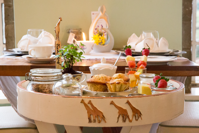 O ponto alto da experiência é mesmo o contacto direto com as girafas Rothschild que não se coíbem de espreitar pelas janelas abertas da casa e estão habituadas a ser alimentadas à mão pelos hóspedes, a quem são entregues pequenas porções de ração. Depois da visita, regressam tranquilamente à floresta, onde se encontra o Giraffe Centre, um santuário criado pela African Fund for Endangered Wildlife para proteger esta espécie ameaçada.