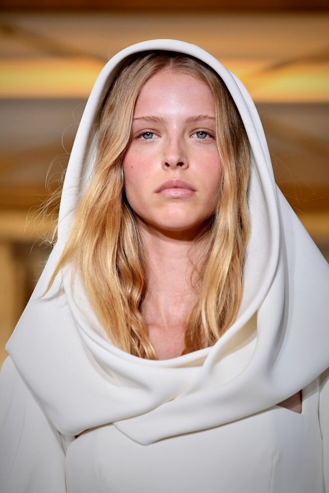 Desfile alta-costura primavera/verão 2018 Schiaparelli: Maquilhagem nude, com um pouco de brilho nos lábios e pele bem iluminada.