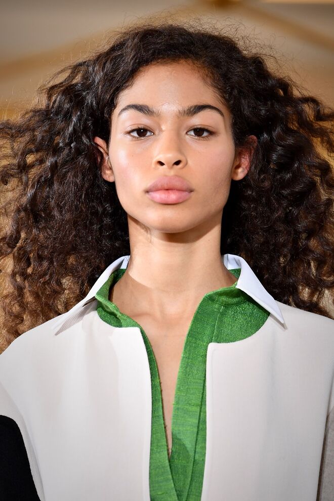 Desfile alta-costura primavera/verão 2018 Schiaparelli: Em harmonia com a proposta no-makeup makeup, os cabelos são ao natural.